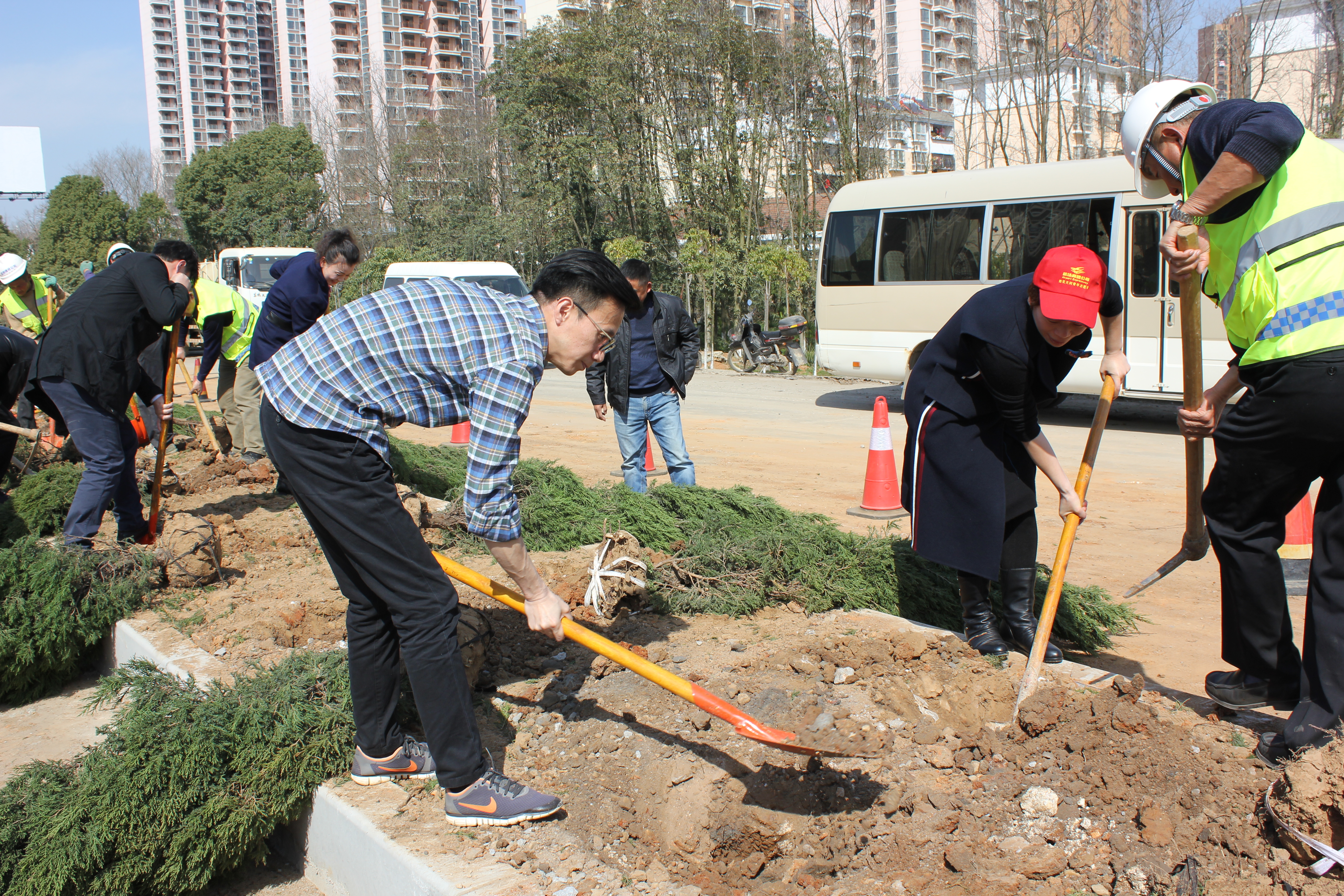 植樹(shù)添綠 (1).jpg