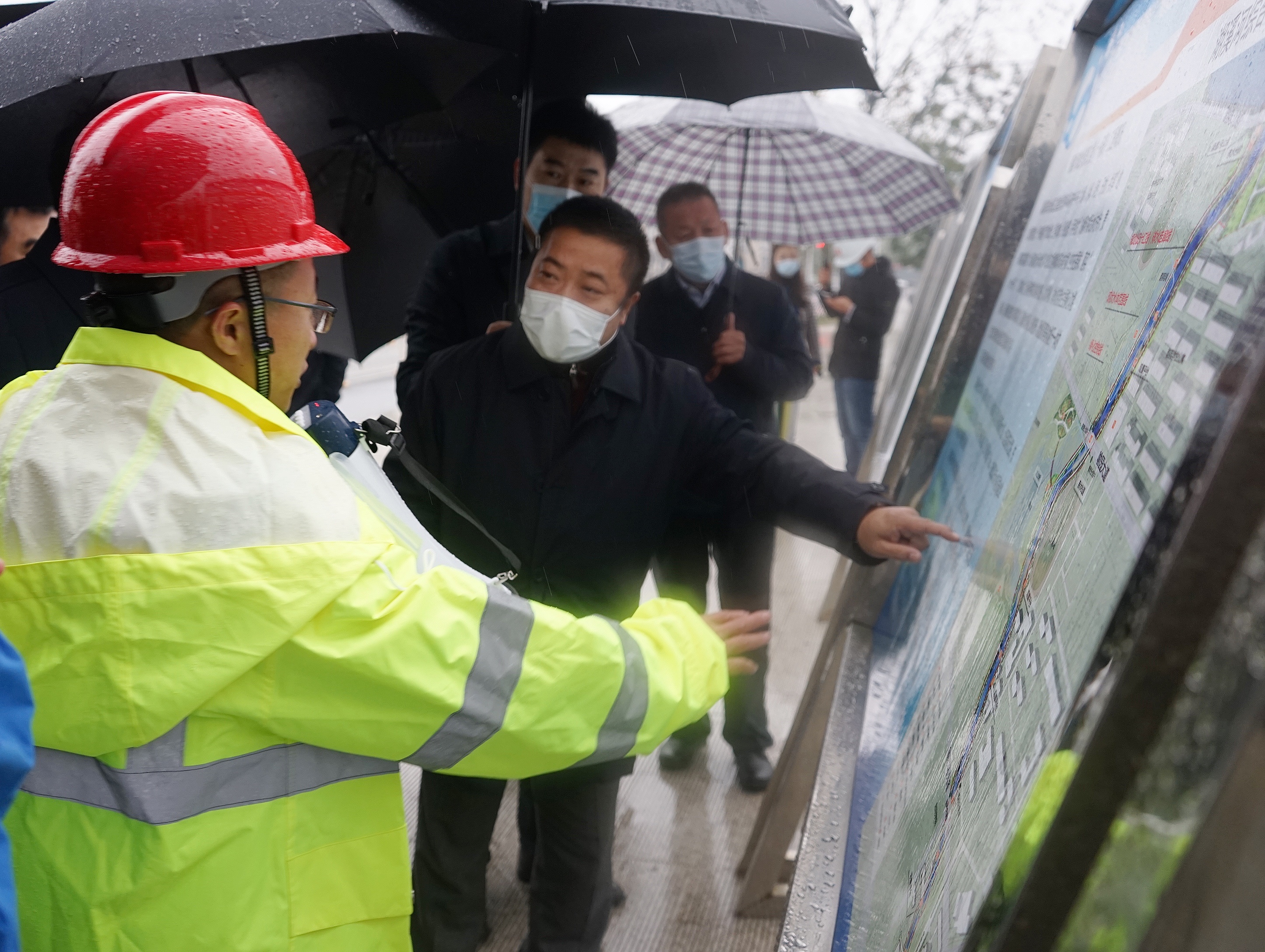 武漢生態(tài)環(huán)境投資發(fā)展集團董事長胡承啟帶隊實地調研湖溪河綜合治理工程2.jpg