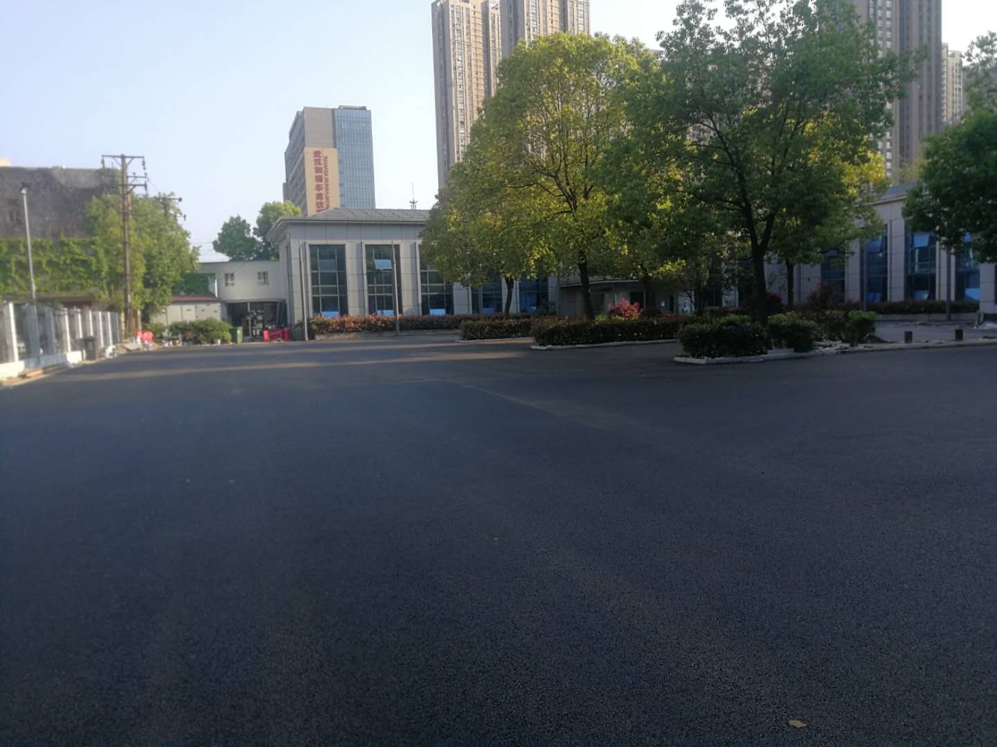 攤鋪后的路面.jpg